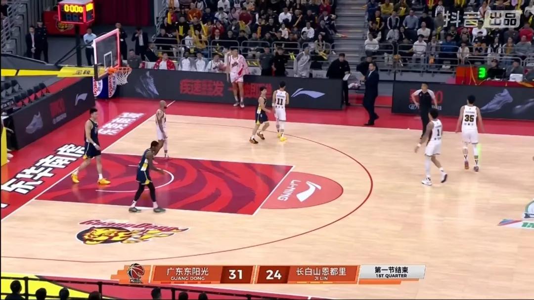 广东东阳光大比分胜长白山恩都里，比分会在第二节被拉开。北京北汽小比分胜天津先行者