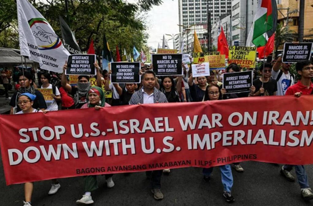 菲律宾彻底反水！民众围堵美使馆，焚烧美旗狂喊滚出去，小马科斯跪麻了

3月8日当