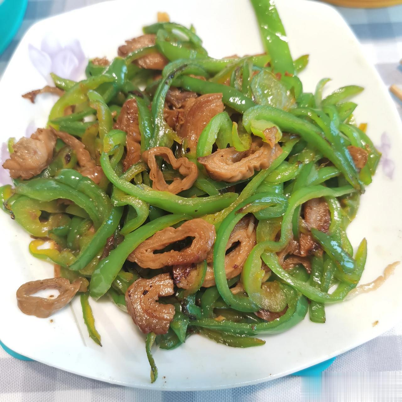 #晒晒我的拿手菜# 
青椒溜肥肠，干饭两大碗！
食材：
肥肠，青椒，蒜末，姜片，