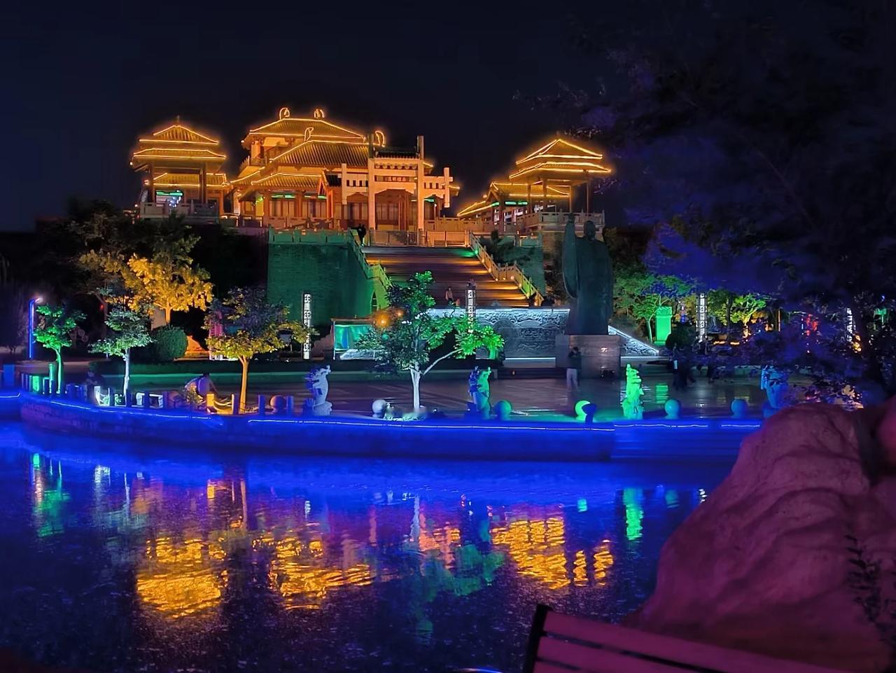 小城德州
之
董子文化街
夜景
美轮美奂
#城市灯光美如画# 
#家乡小城德州#
