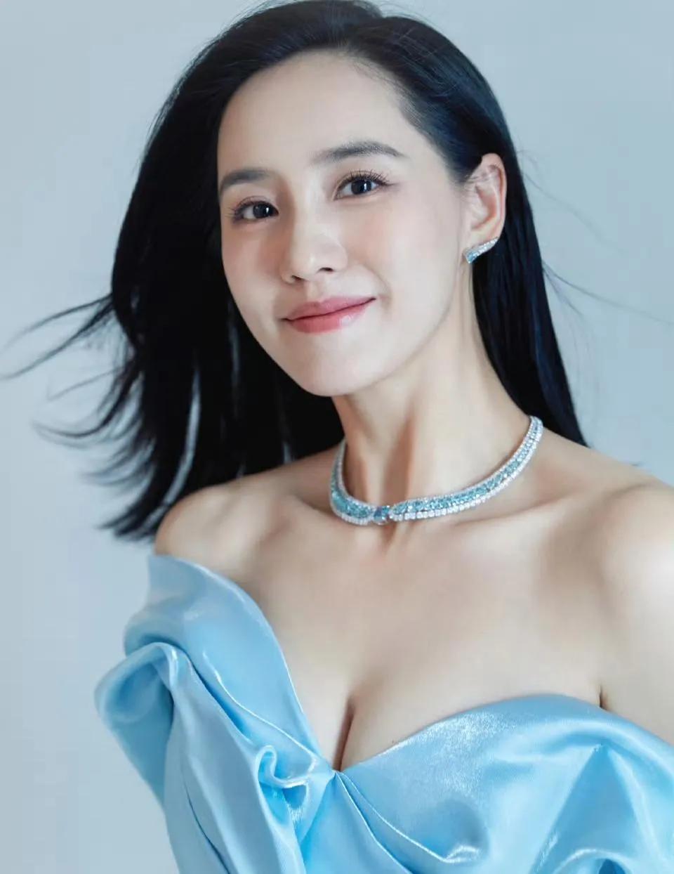 王智身穿蓝色高定礼裙，仙气十足，好美好浪漫！