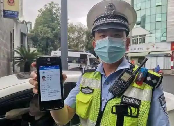电子证件全面普及，不少车主还在傻傻带纸质证。
 
电子驾驶证2021年就开始试点