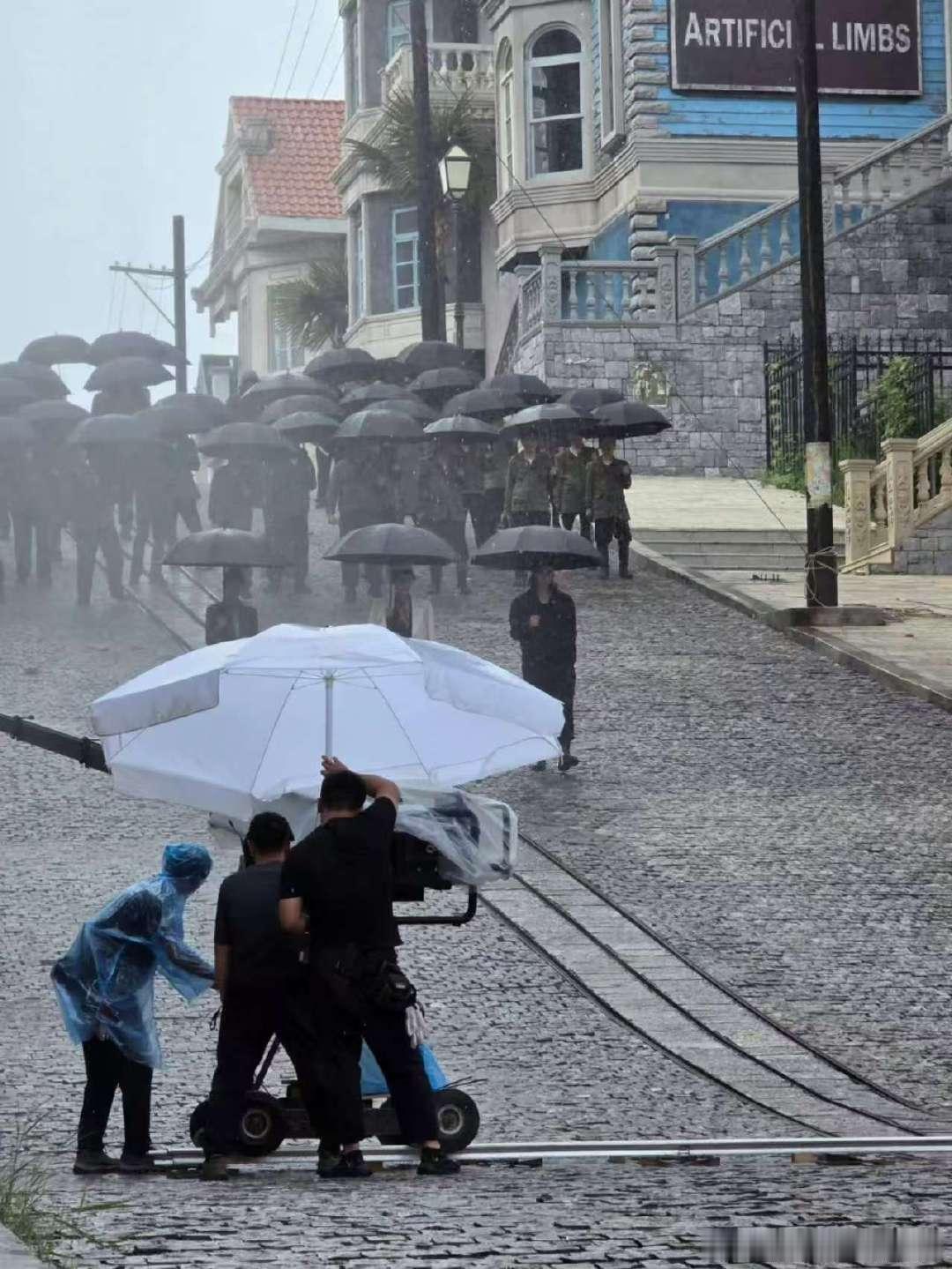 张康乐四十七雨中撑伞路透张康乐四十七雨中对峙路透 张康乐四十七雨中撑伞路透，bk
