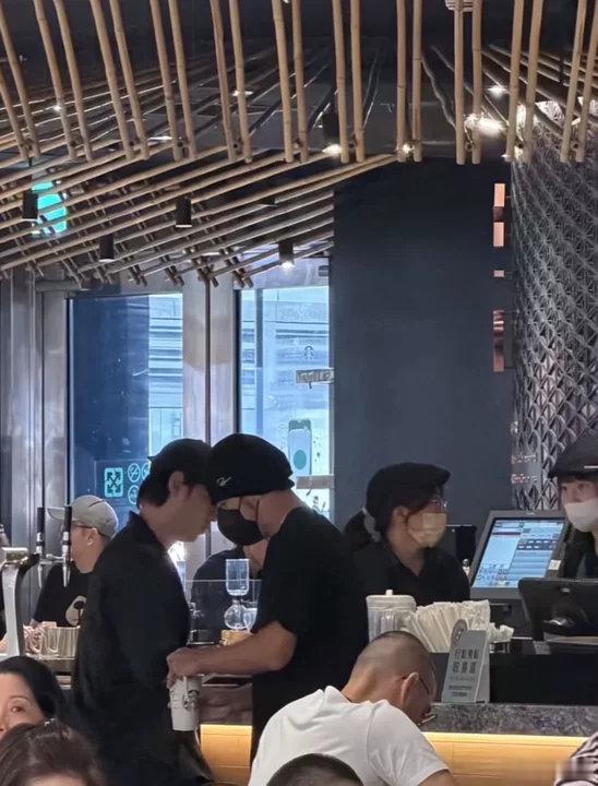偶遇周杰伦买咖啡偶遇周杰伦买咖啡啦！周杰伦演唱会结束在台北买咖啡了~周杰伦买咖啡