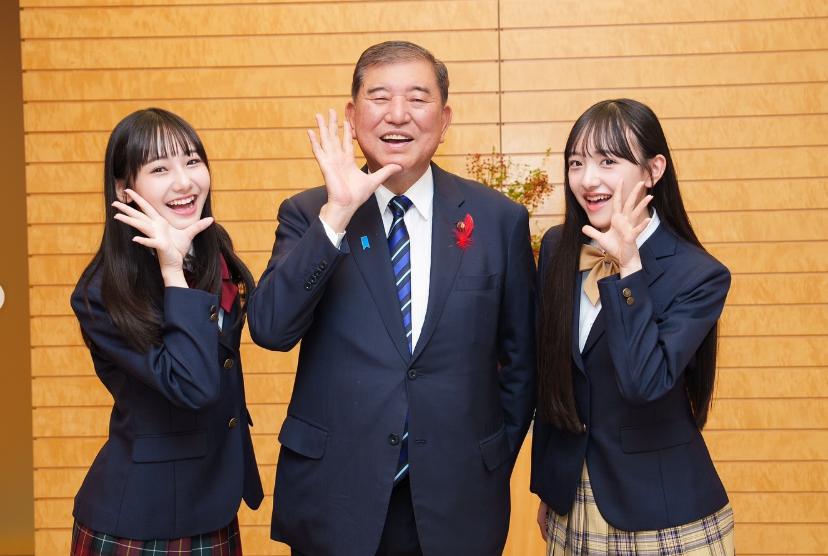 日本前首相石破茂最近心里一定乐开了花，心想我刚辞职，就乱成一锅粥了吧，于是接受采