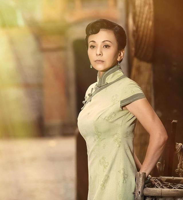 17岁那会儿，因为想买双皮鞋，妈妈一巴掌呼得她满嘴淌血。她头一回死死攥住妈妈的手