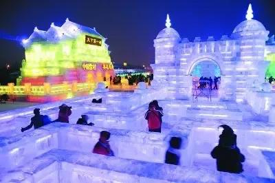 近日，陆毅一家四口现身哈尔滨冰雪大世界，成为游客们关注的焦点。他们身着保暖衣物，