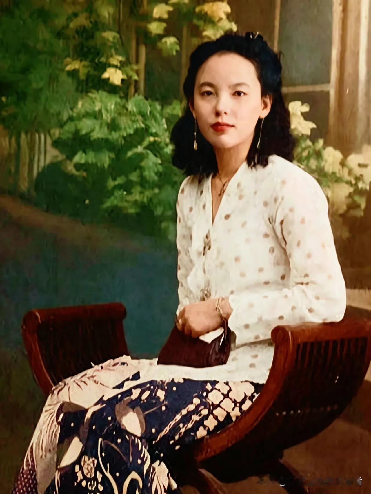 1938年，华夏无数中华儿女奔赴前线救亡图存。彼时远在新加坡的华侨富商之女林媚儿