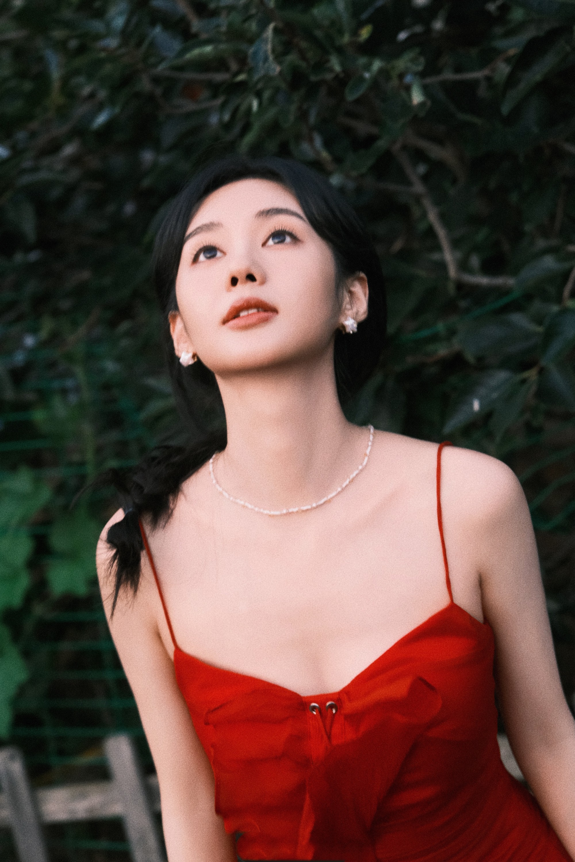 郑合惠子，红色吊带裙的专属浪漫 ​​​