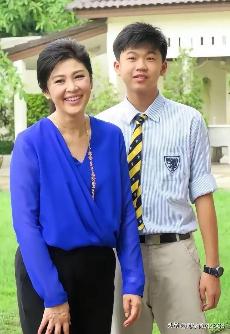 英拉真的好美啊，即使不用刻意的化妆，也能美得让人眼前为之一亮。她的面部饱满，气色