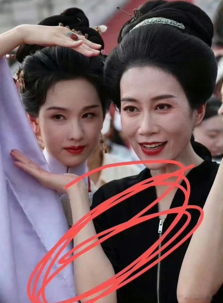 #陈都灵贵女杀青照##陈都灵贵女杀青合照#陈都灵贵女杀青照，[鼓掌][鼓掌][鼓