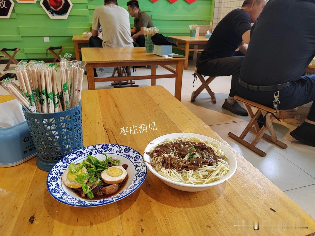 峄城为什么会诞生一家米粉店？｜郑家米粉是峄城老字号名小吃之一，有不少忠实食客。至