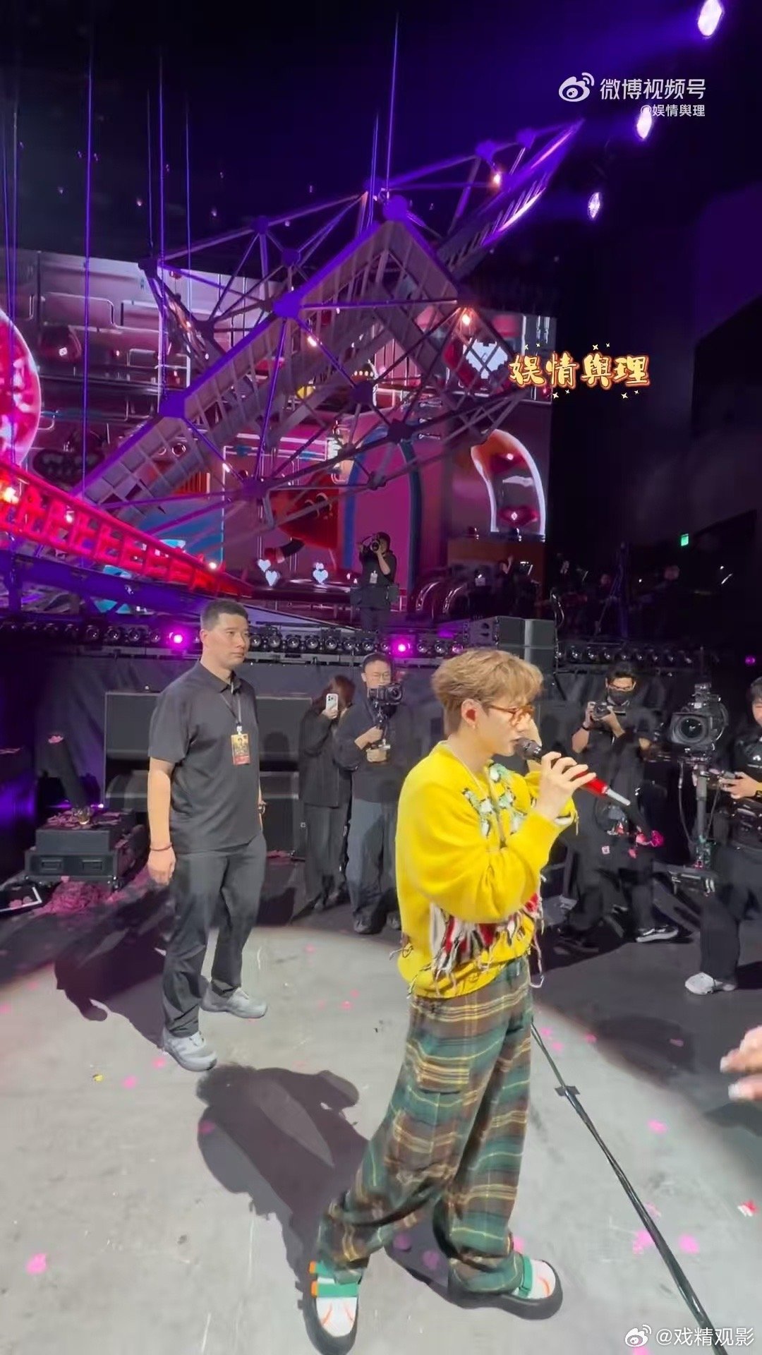 汪苏泷在演唱会上抱了妈妈 汪苏泷演唱会抱妈妈这一幕太暖了！台上是孝顺儿子，台下是