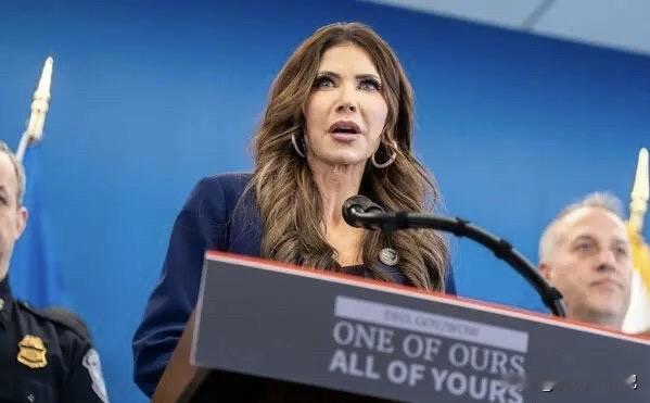 美国总统特朗普已经指示国土安全部部长诺姆，要求其尽快停止在多个州的移民执法行动，