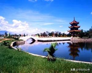 七律·蒙自南湖
滇南佳景数南湖，
旧廓城南韵致殊。
始驻门旁留雅号，
堪称邑畔作