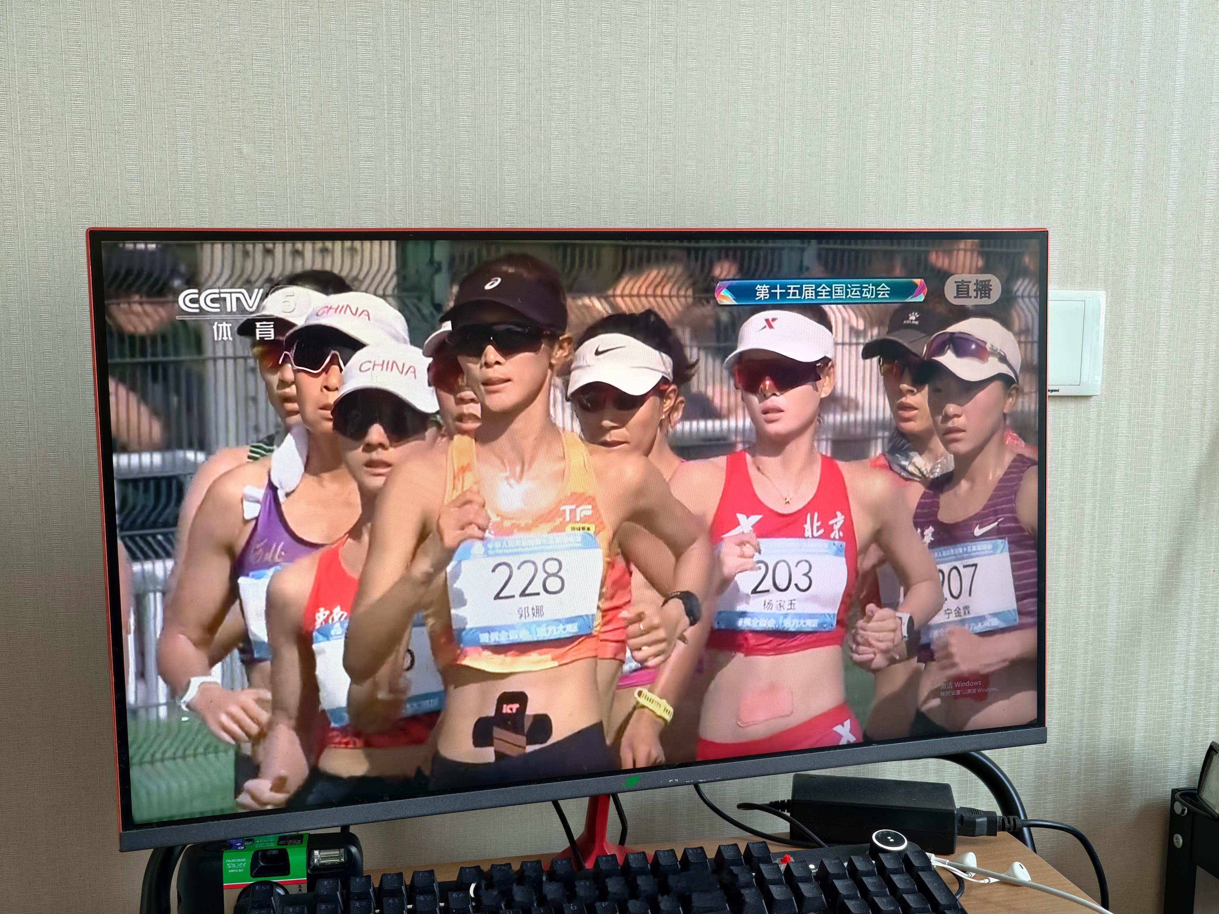 女子20公里竞走前半程也很焦灼。山东史宇霞、重庆郭娜保持领先，杨家玉、刘虹一直在