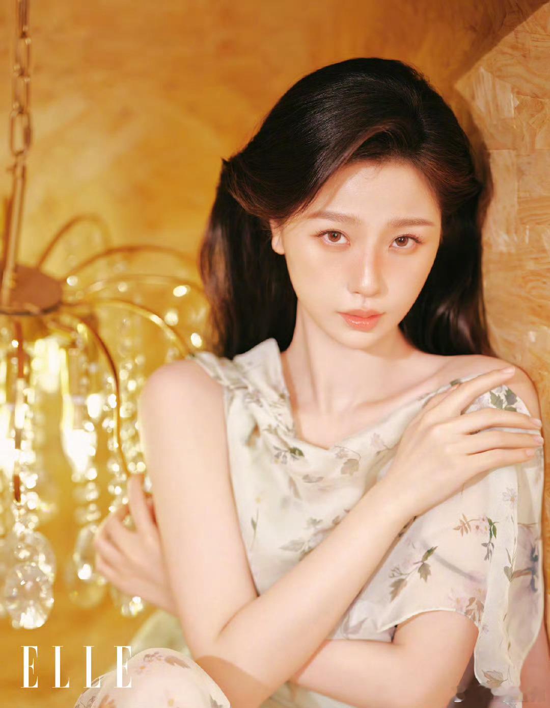 #虞书欣春日油画少女妆# 虞书欣今日份ELLE封面🈶春日油画少女美到啦[哇]#