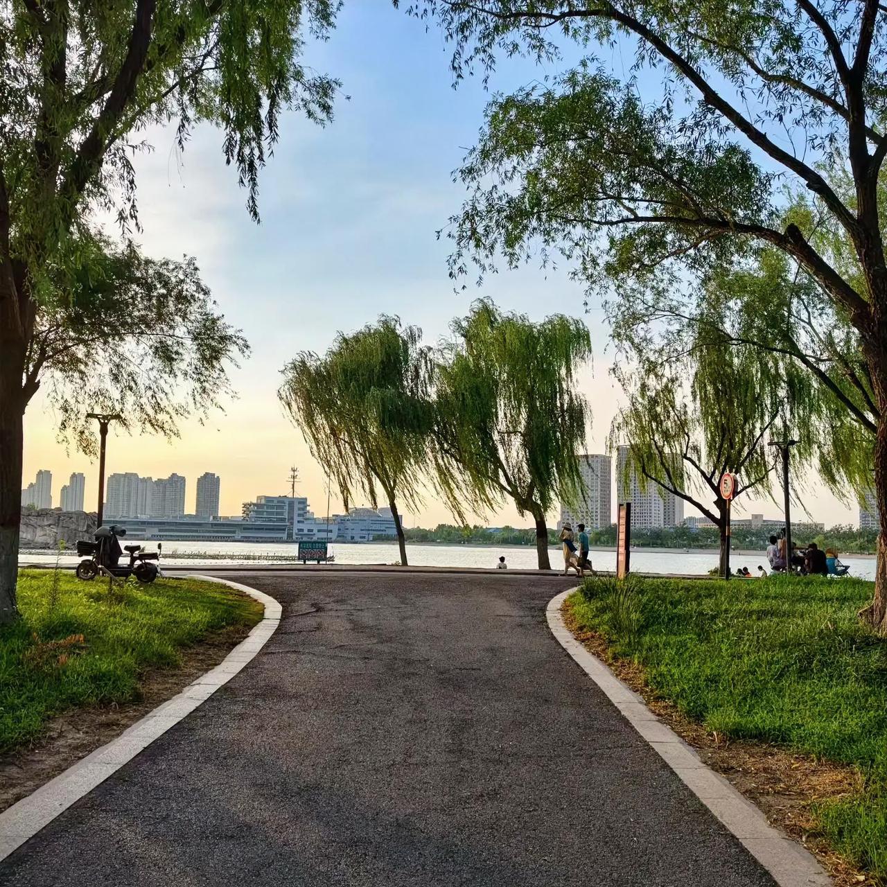 很喜欢一句治愈又清醒的话：暑气蒸腾，天气滚烫。不必静候清风，步履不停的自己，本身