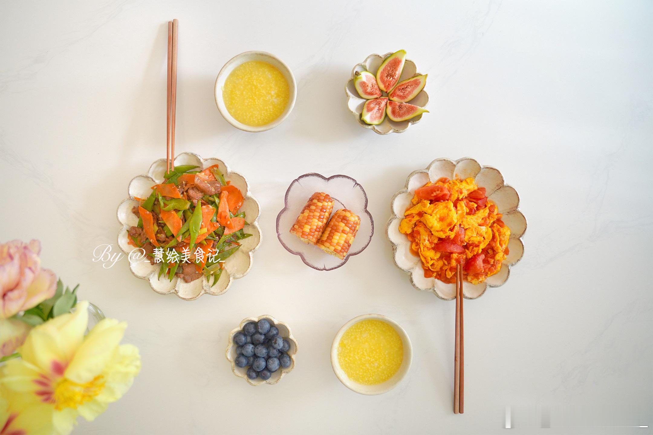 假期早午餐番茄炒蛋、豆角胡萝卜炒肉、糯玉米、小米粥、无花果、蓝莓~ #今天星期五