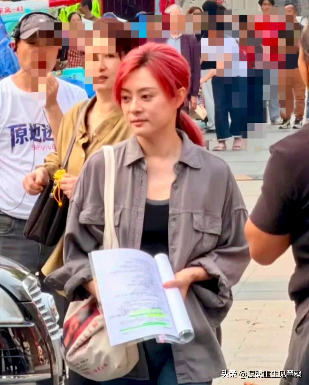 孙俪红发造型惊艳炸街！灰衫配黑内搭，再挎上复古布袋，手持册子宛如片场女王
孙俪这