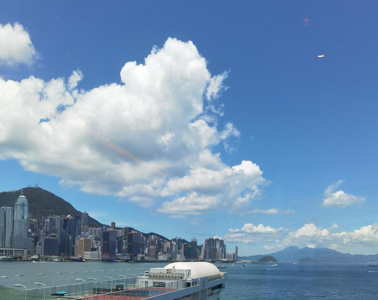 头条上看到一个知名女演员找了个比自己小二十岁的丈夫。

那青年二十七岁时和四十七