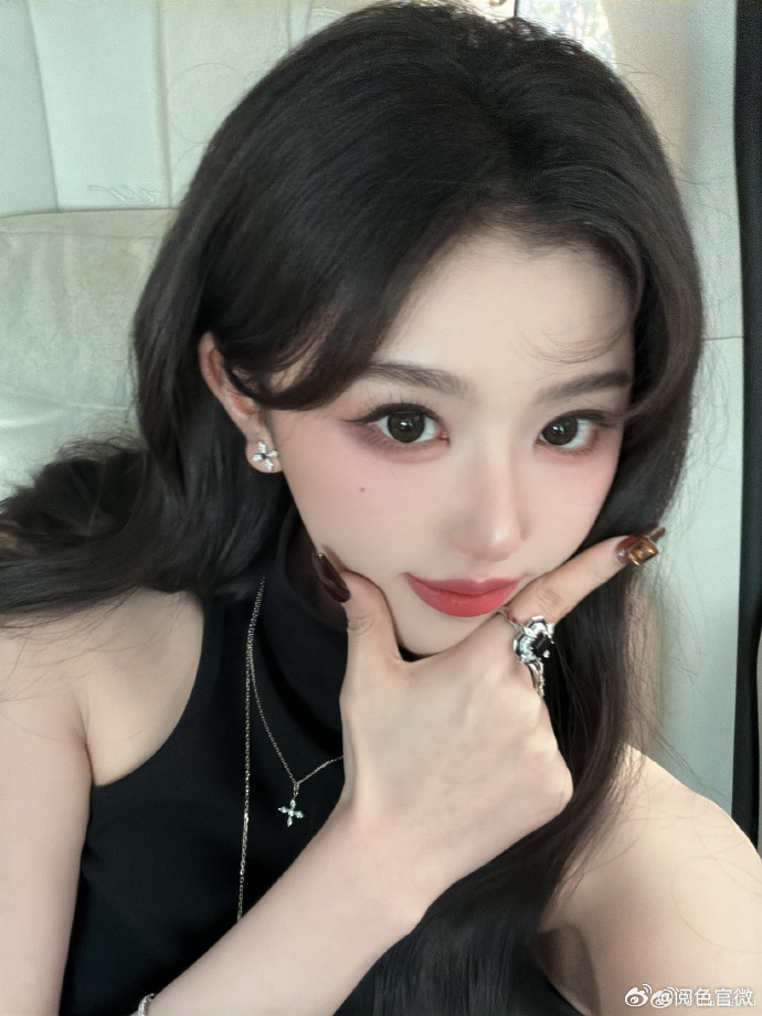 孔雪儿美女上班孔雪儿自拍简直小卡素材颜值在线无废图，孔雪儿上班随拍全是绝美小卡素