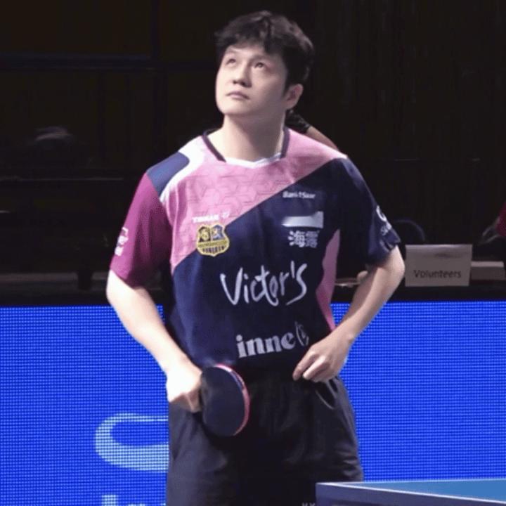 网友都在喊“樊振东快更新庆祝动作，张本等着学呢”樊振东小表情好丰富