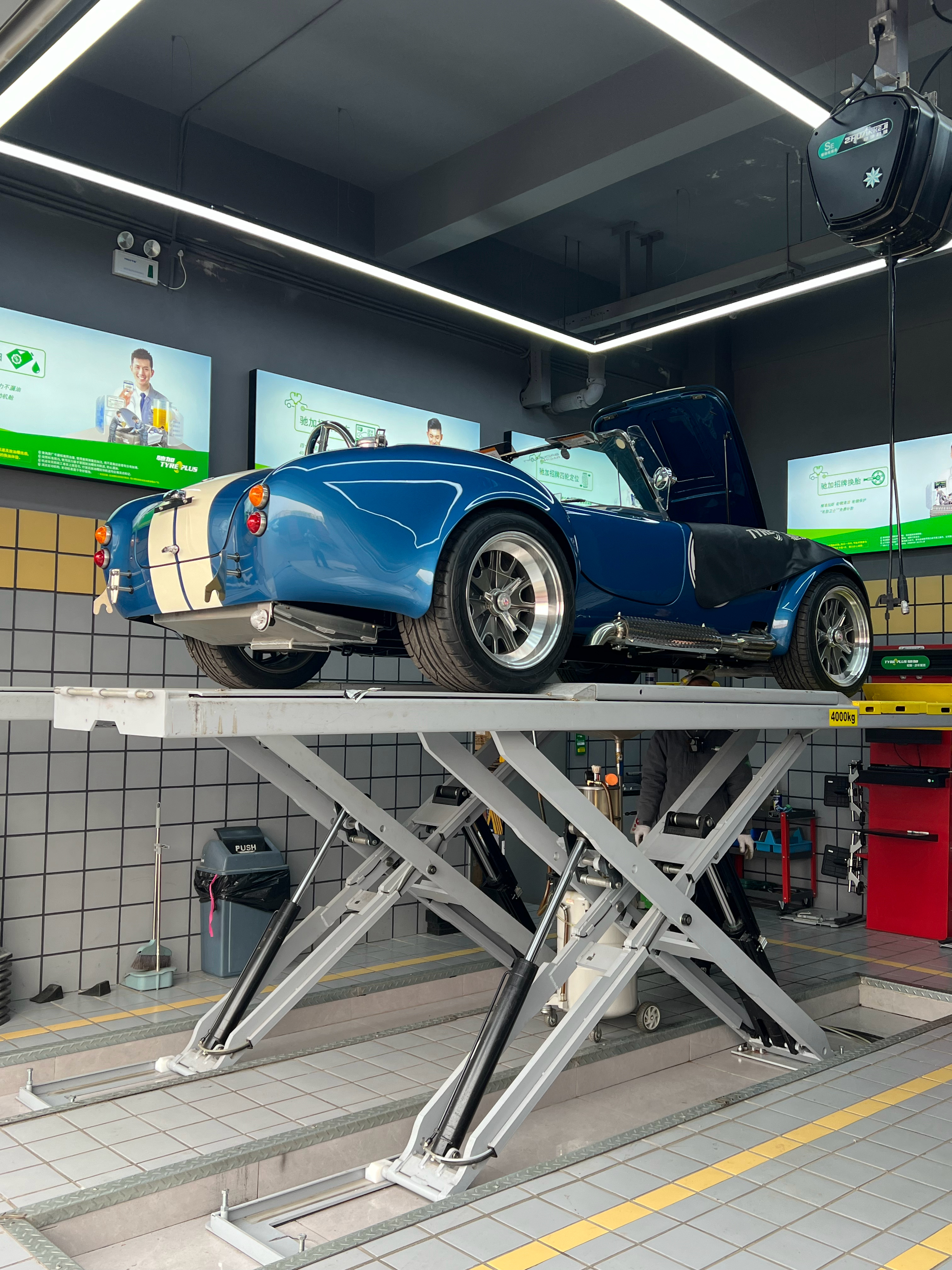 Shelby Cobra出发之前保养一下，这个油水跟新的似的不过时间到了，该换也