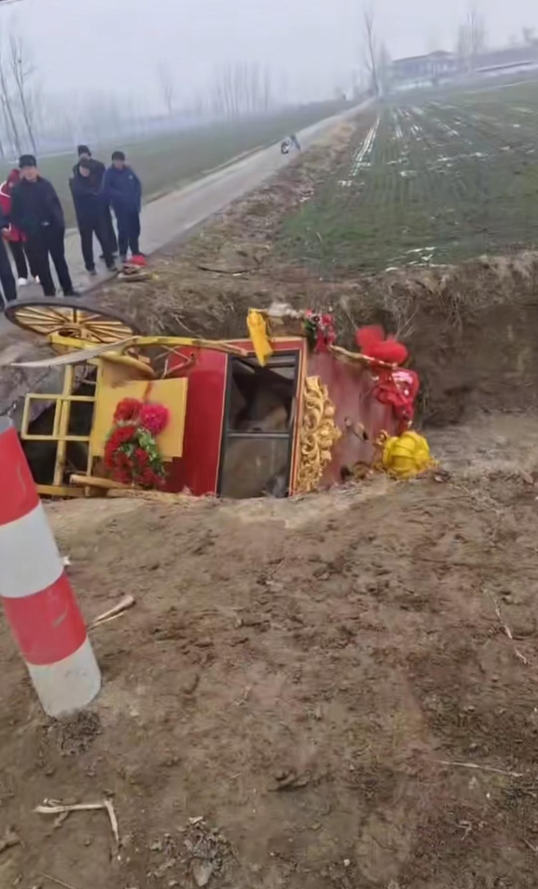 宝马翻车，这新娘和新郎办的中式婚礼，新娘坐的马车，前边两匹马拉着。没想到啊，这两