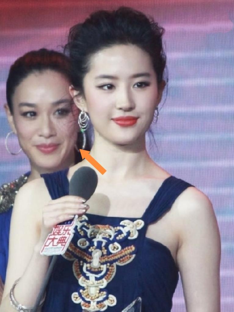 不得不说，年轻真的太占优势了。看刘亦菲站在前面，身后的钟丽缇被无意间抓拍进来，这