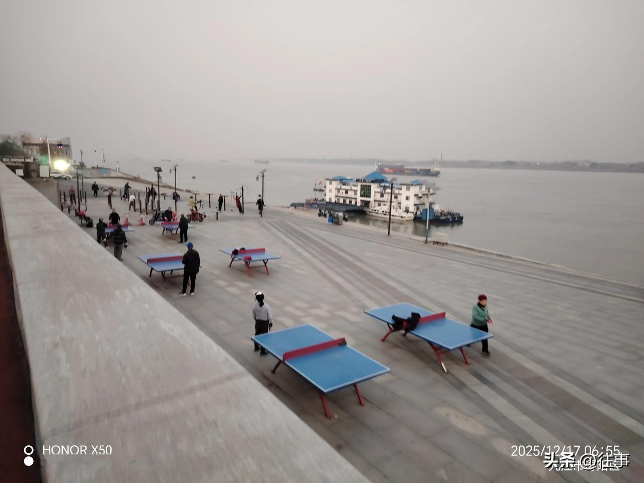 奋进江城共筑新篇长江岸边晨练“奋进江城共筑新篇”