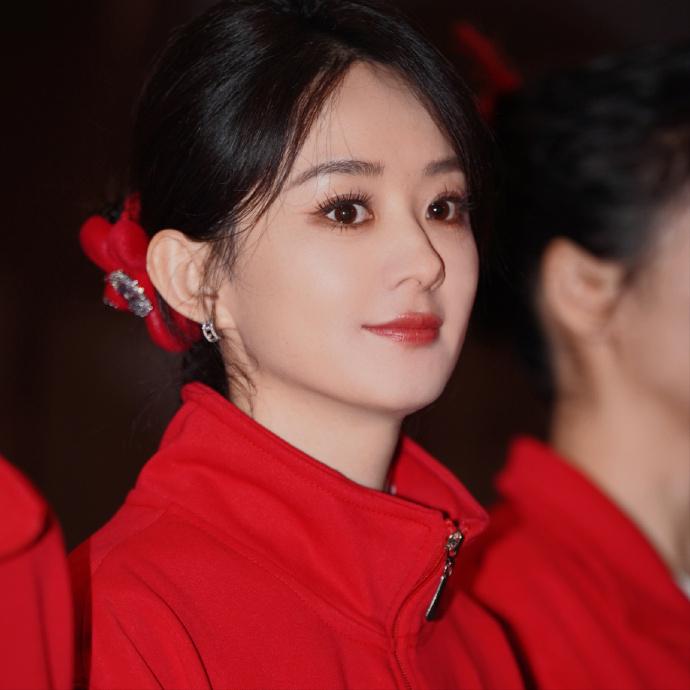 主持人，金星，问演员赵丽颖，如果一个男人长得帅，比你大十岁你愿意吗。赵丽颖说，可