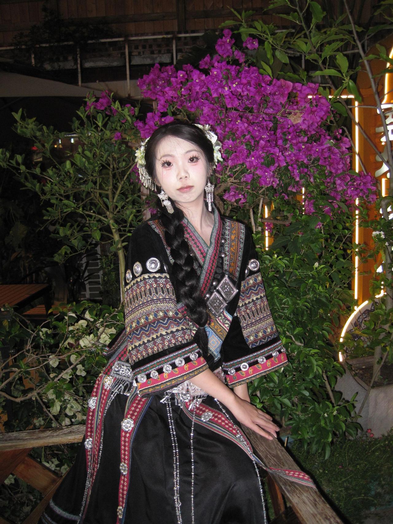 古镇随拍少数民族服饰 苗服民族服饰 少数民族文化 苗服拍照打卡地