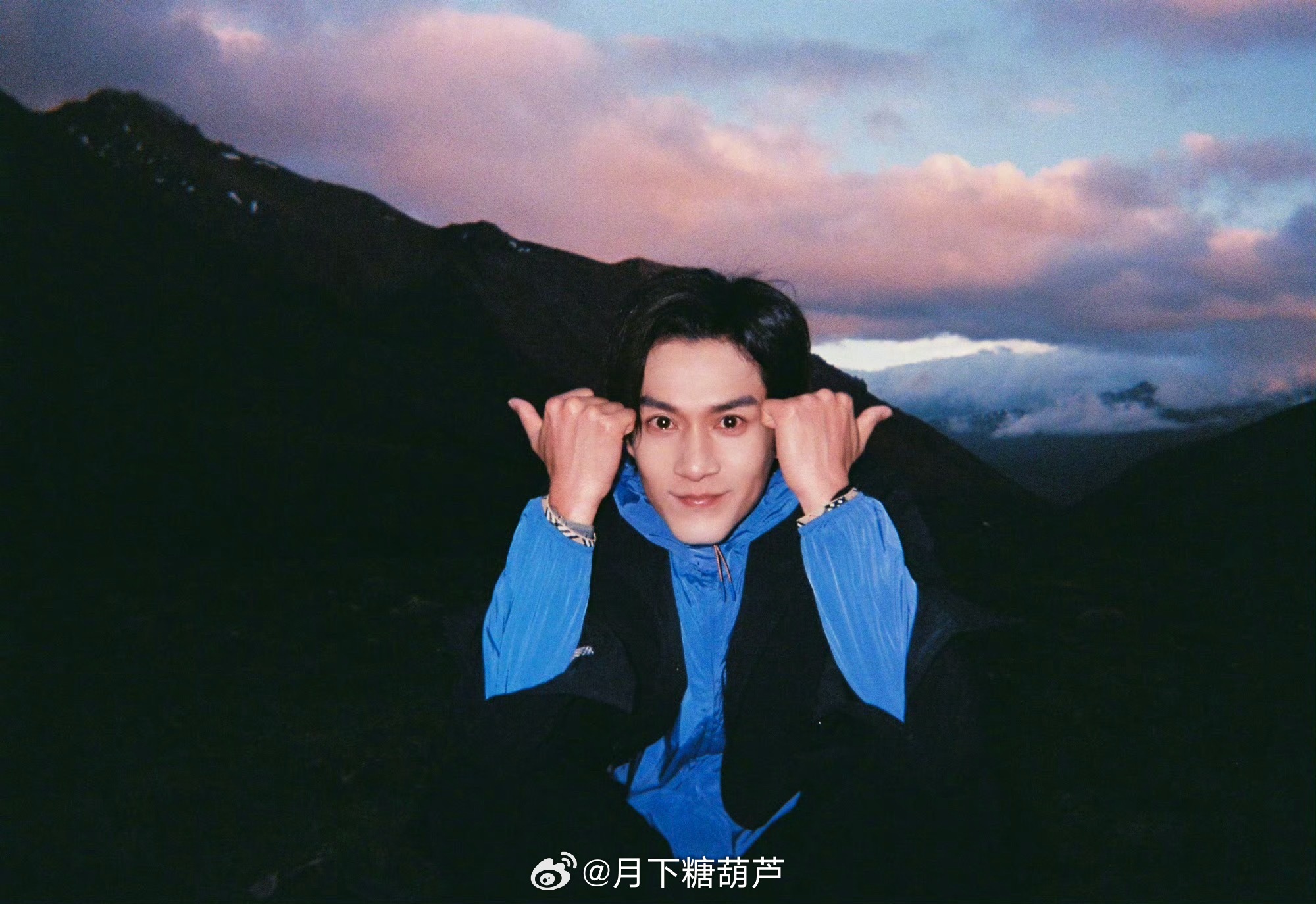韩东君拍戏蹦极手臂脱臼为了实景拍摄给观众带来真实的角色体验，这么危险的戏份都自己