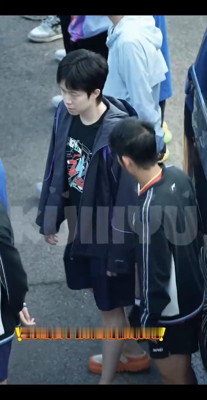 出发前的早会头哥有点迷糊。