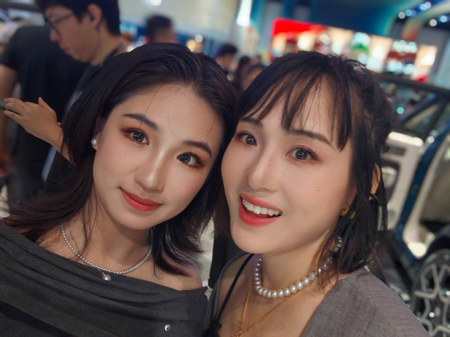 付卷卷 在成都车展和女明星合上影了，好高兴好高兴，卷卷姐真人特别温柔知性，完全大