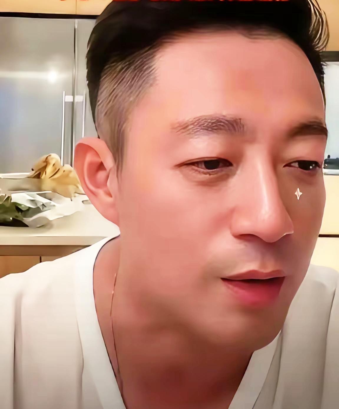 近日汪小菲现身厦门商业地产论坛，整个人气质大变，变得沉稳内敛、低调安分。
现场汇