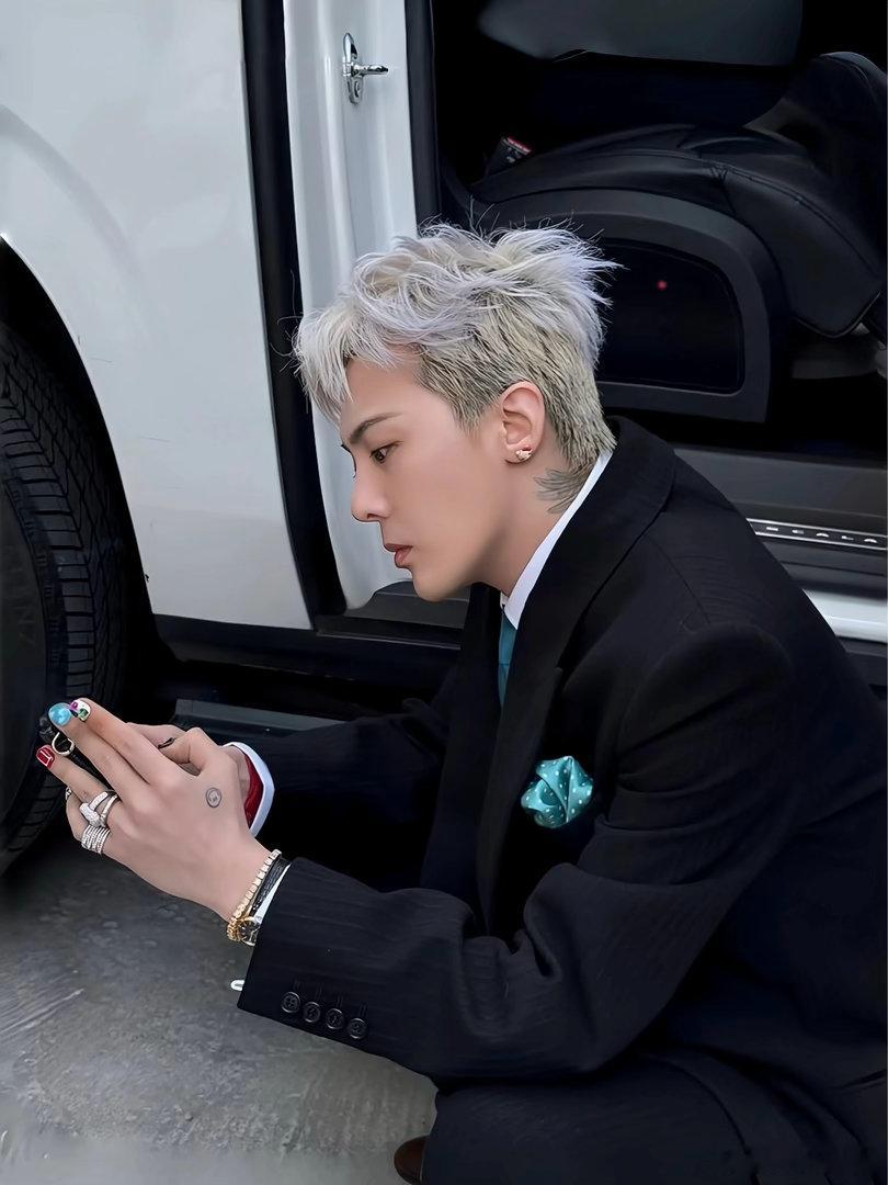 权志龙配色的美学是韩娱独一份的🖤暗黑酷感与艳丽色彩随心切换，配饰和服装色调互相