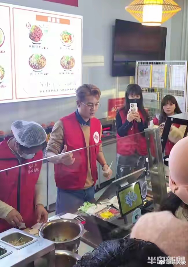 青岛爱心面馆重开1周卖超千碗面  青岛爱心面馆重启后人气拉满，一周卖出超千碗热面