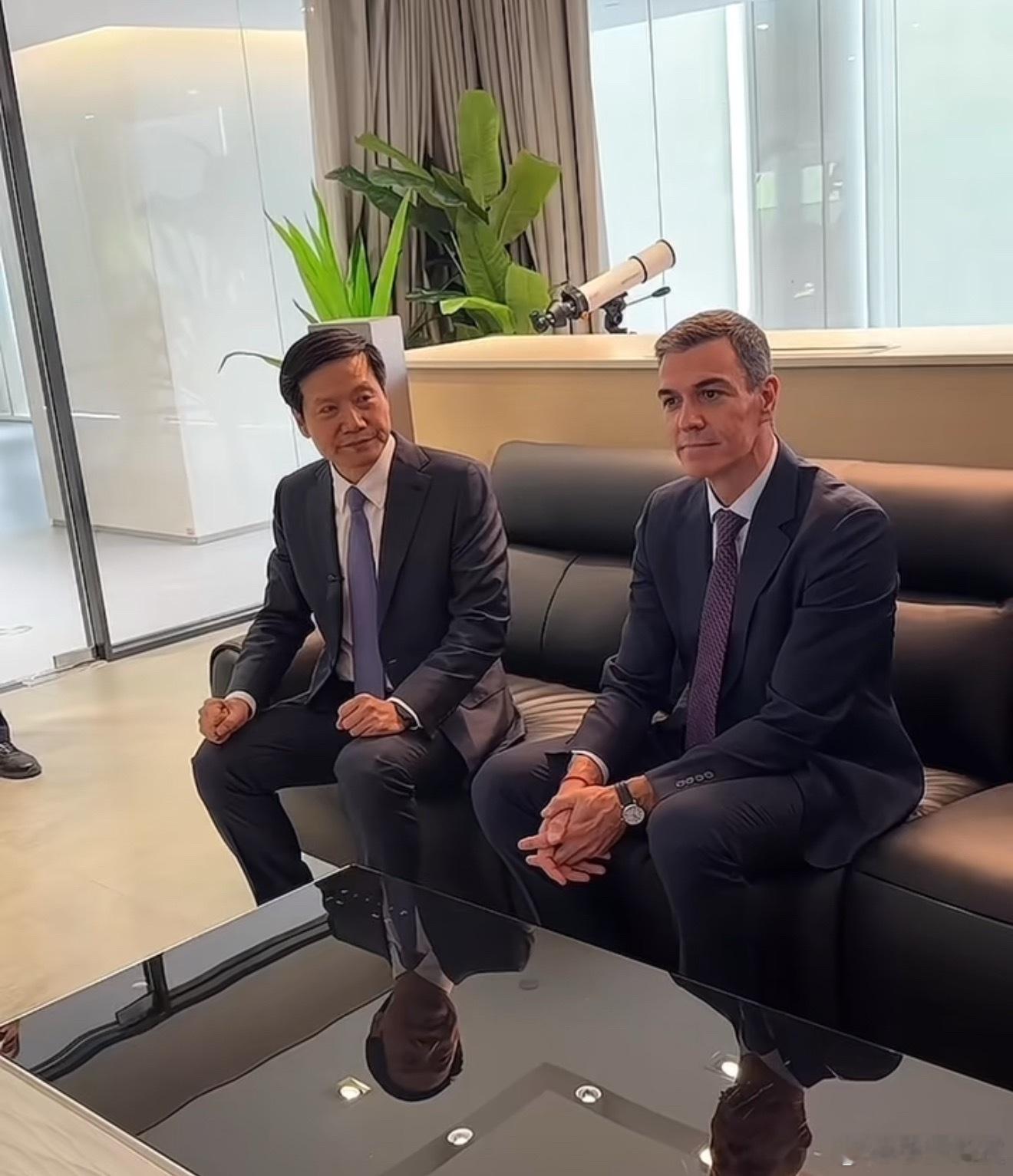 西班牙首相试坐小米汽车这两天小米直接成了“顶流考察地”，太有排面了！两天时间，两