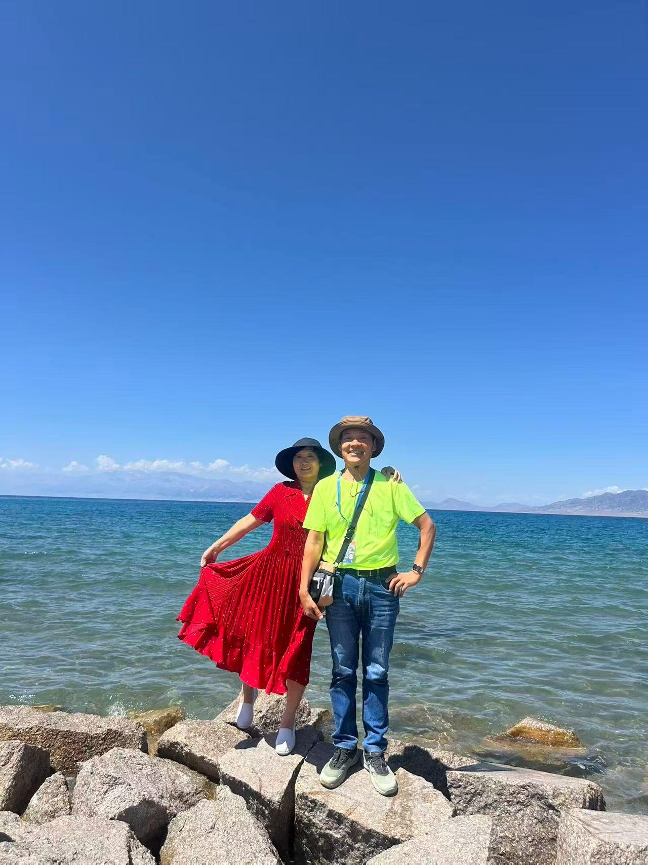赛里木湖有多美啊确实是美啊！美得使人不愿离开！