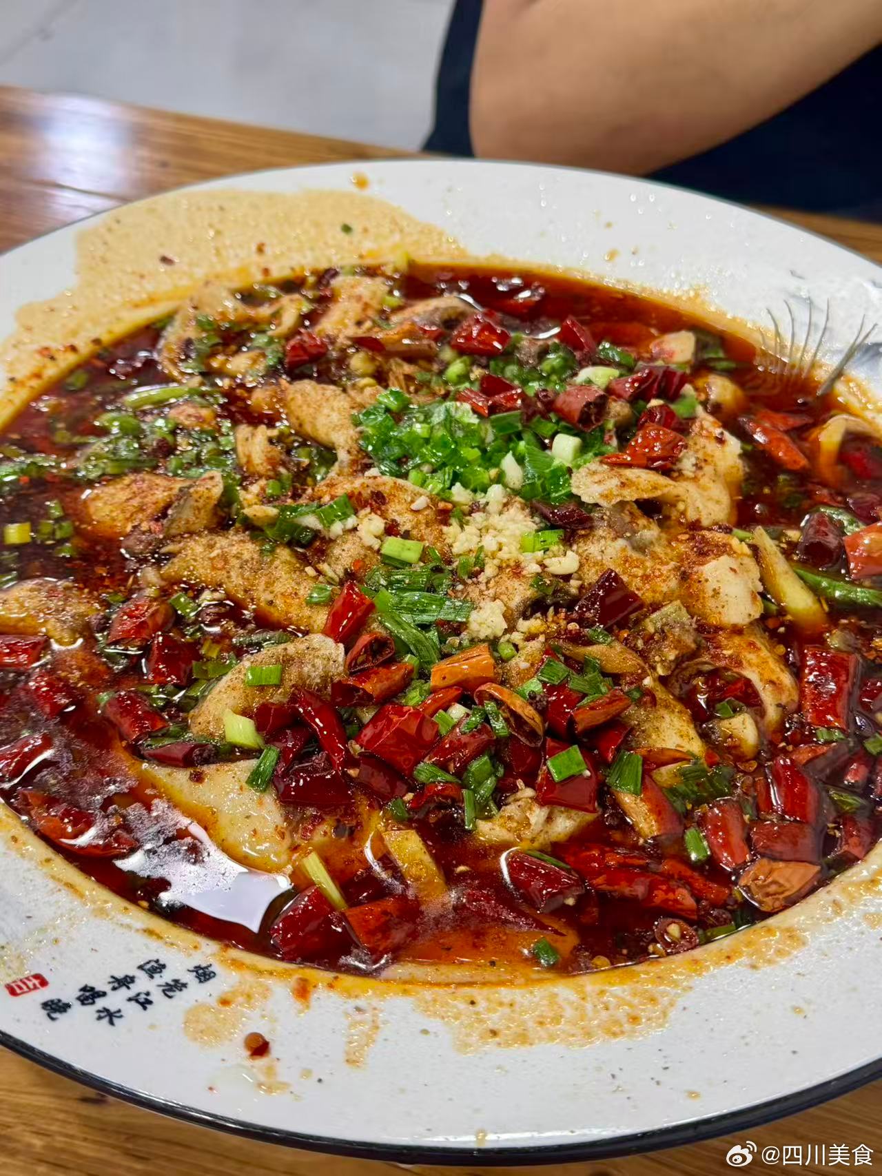 周末在外面吃水煮鱼，售价是68元，点了菜后老板才杀的活鱼，用的两斤多的花鲢，去平