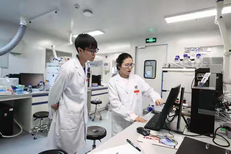 美媒痛心顿悟：2025最刻骨的一课，永远别低估中国！
 
年初，西方集体唱衰，经