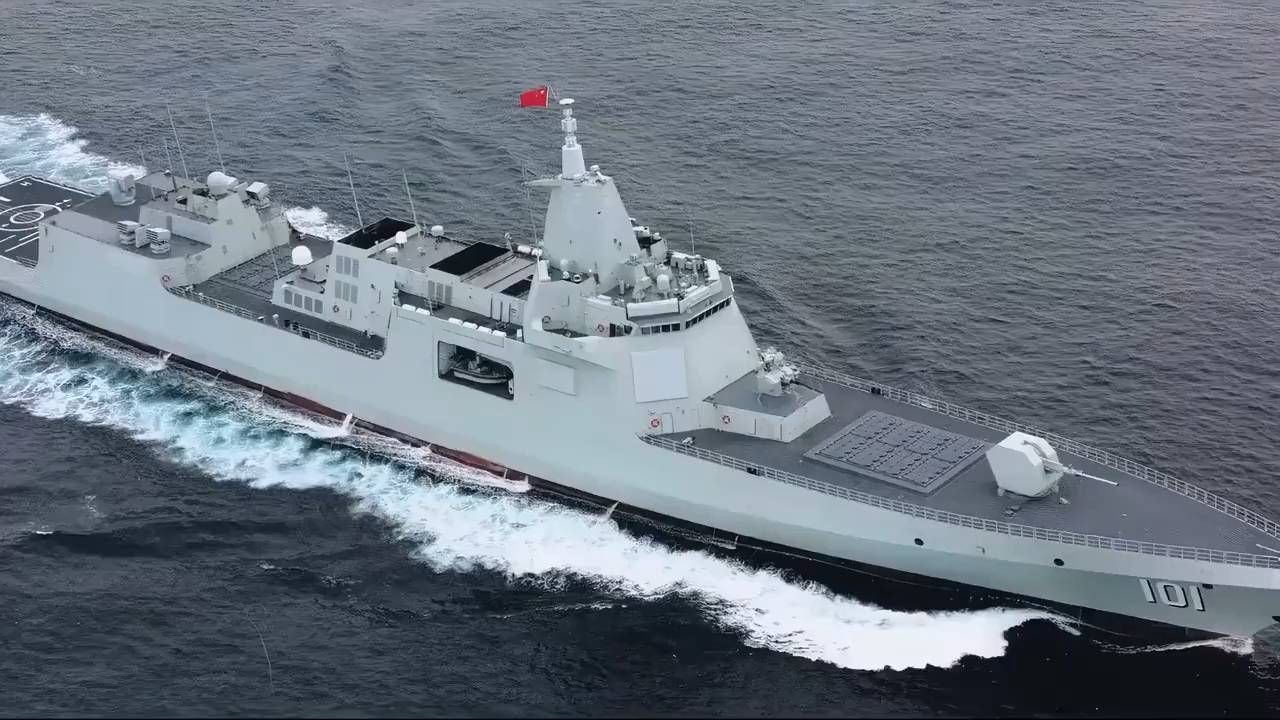 央视公开南海追踪内幕！美主力驱逐舰死咬055不放，结果雷达全瞎连漂四天，第七舰队多尴尬？