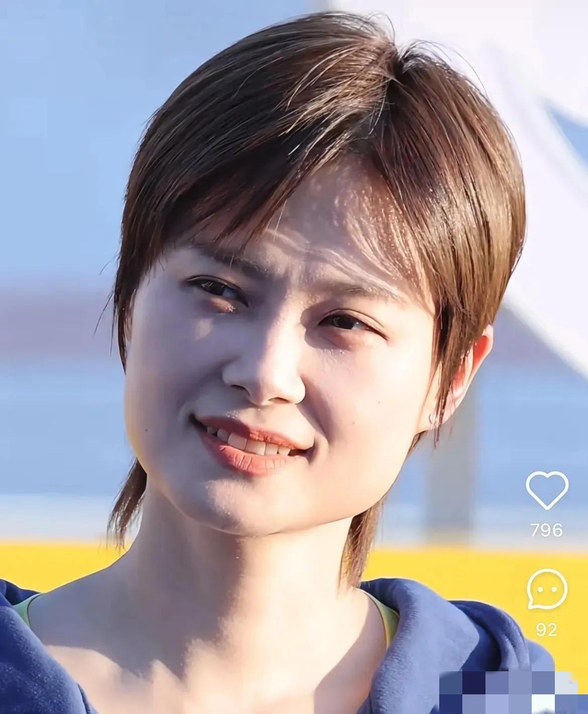 估计全国人民都知道了！

   现在谁还没刷到李宇春？

   一出道火20年，