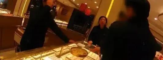 为机智店员点赞！老人豪掷26万买金条寄外地，店员察觉异常暗中报警
为机智店员点赞