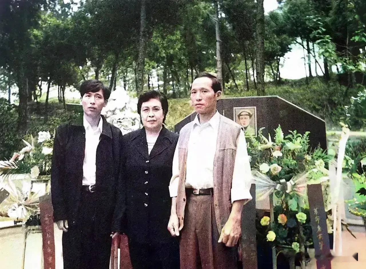 1998年10月，也就是曾志去世四个月后，陶斯亮带着两个侄子和两个侄孙子来到郴州