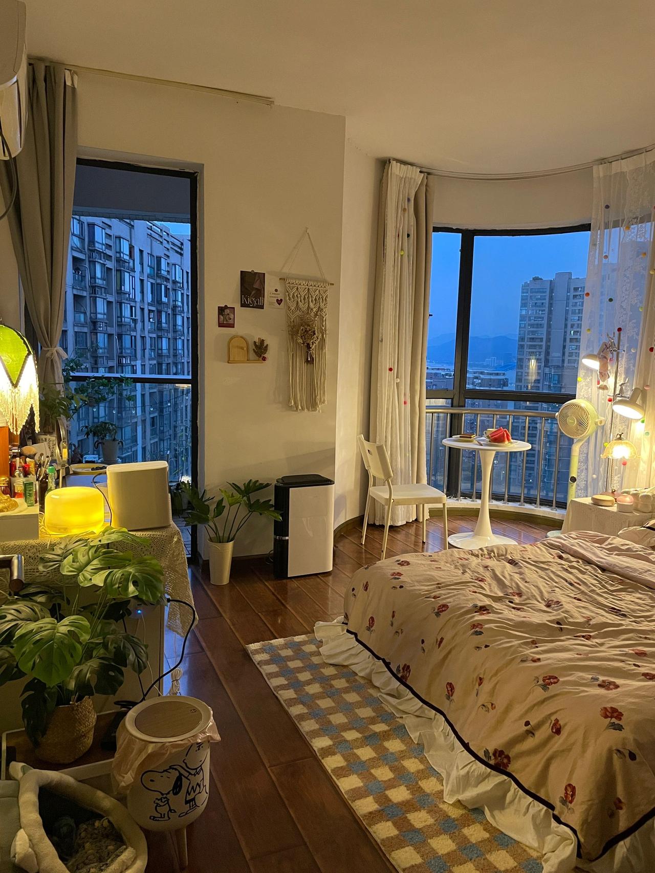 我觉得房子的优先级应该高于车子，我一个朋友，没买房，但买了个20多万的车子，开出