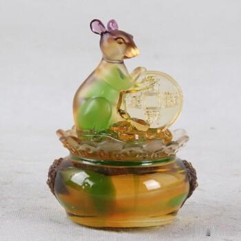 属鼠人，心思细腻，洞察力强。
待人懂得分寸，善于换位思考。
 
很多人觉得他们好