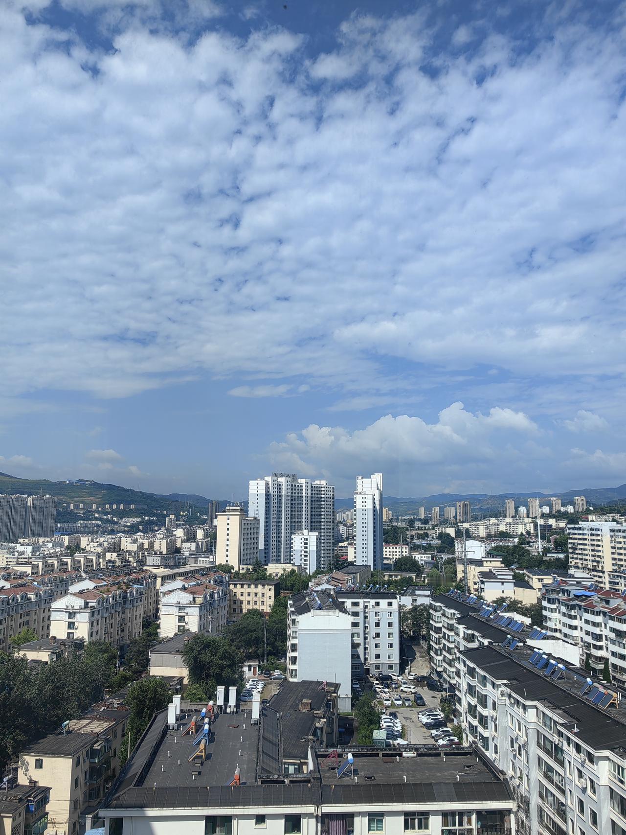 你家乡五年城市变迁大吗最大的变化，就是道路修的四通八达，以前的郊区变得城镇化加速